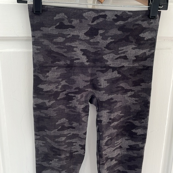 Spanx Look At Me Now Seamless Camo Legging - Picture 5 of 6
